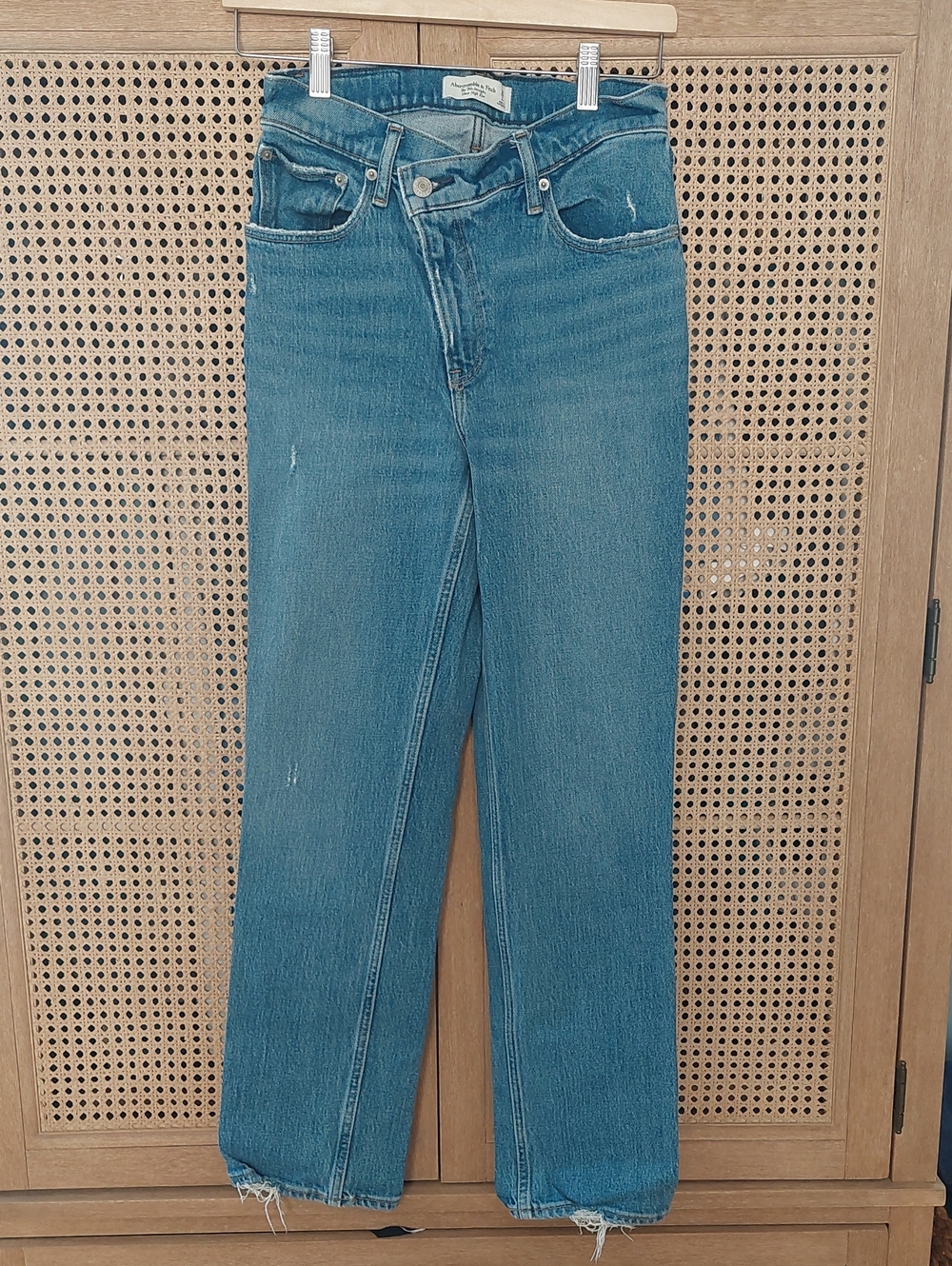 Abercrombie & Fitch Women's High-Rise Straight Jeans in Light Blue Wash - Picture 3 of 12
